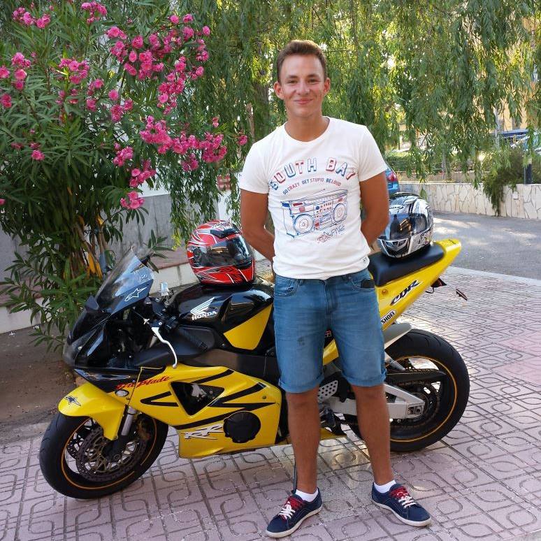 Rėjus su motociklu — jaunystės metai